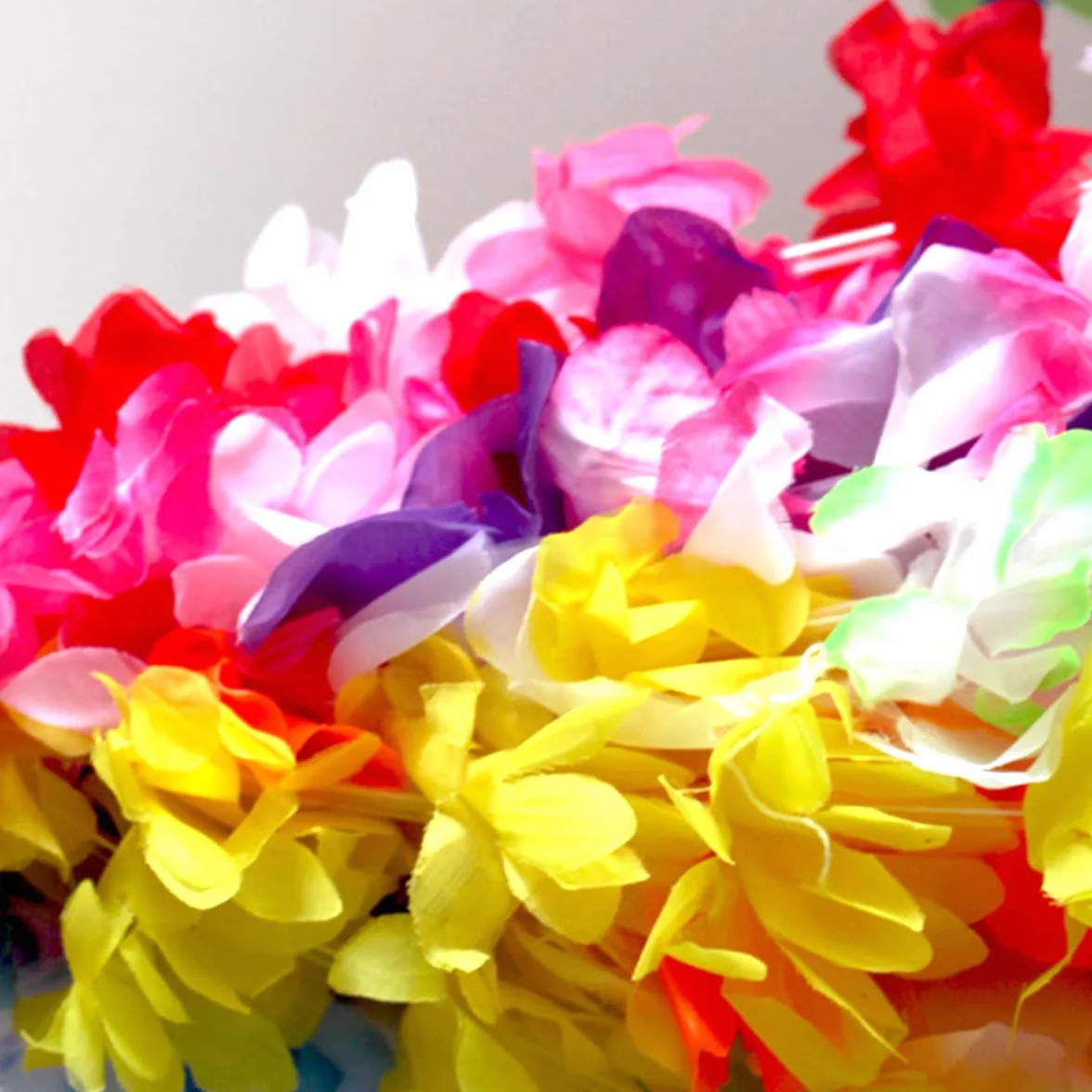 Lot de 100 décorations de fête hawaïennes, 50 styles de collier hawaïen en vrac pour fête hawaïenne tropicale à thème plage, bar de nuit, Luau, Aloha, vacances à la plage