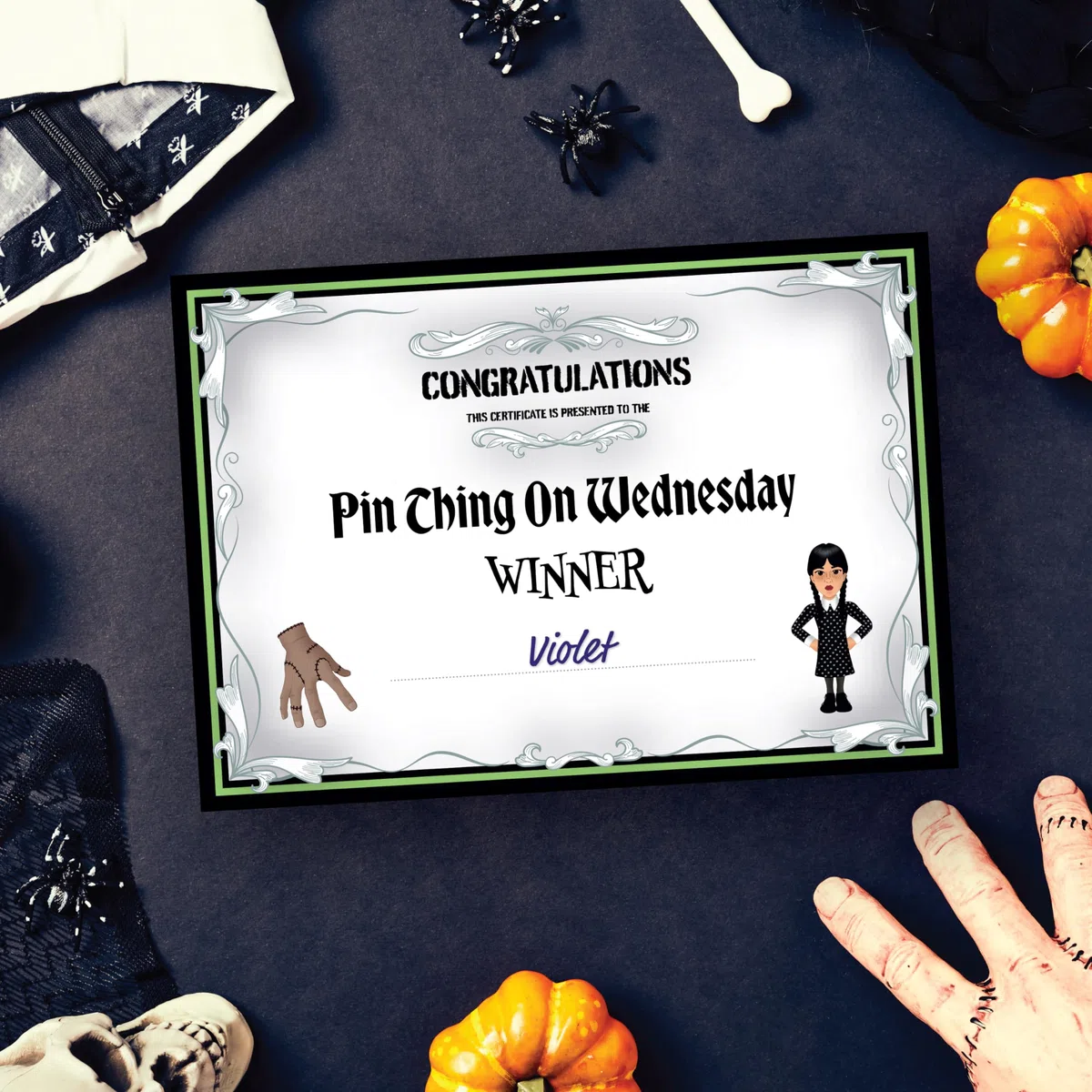 UKPG Jeu de fête d'Halloween – PIN THING ON WEDNESDAY | 20 joueurs | Certificat de gagnant et affiche pour fête d'Halloween, décoration d'Halloween, fête d'anniversaire Addams, jeux d'Halloween